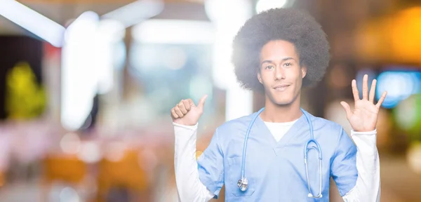 Gösterilen Parmakları Ile Işaret Afro Saçlı Genç Afro Amerikan Doktor — Stok fotoğraf