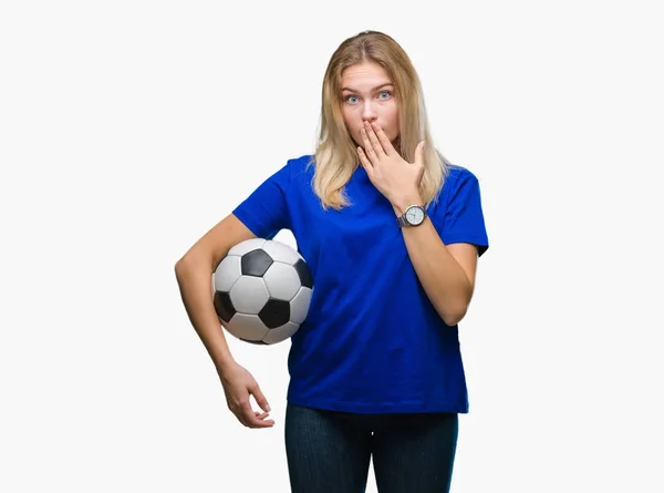 Junge Kaukasische Frau Hält Fußballball Über Isolierten Hintergrunddeckel Mund Mit — Stockfoto