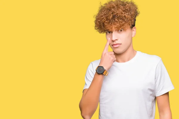 Jovem Homem Bonito Com Cabelo Afro Vestindo Casual Shirt Branca — Fotografia de Stock