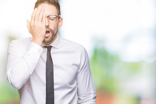 Joven Hombre Negocios Guapo Con Gafas Sobre Fondo Aislado Bostezando —  Fotos de Stock