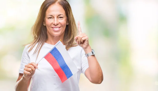 Латиноамериканка Средних Лет Держащая Флаг России Изолированном Фоне Удивлена Идеей — стоковое фото
