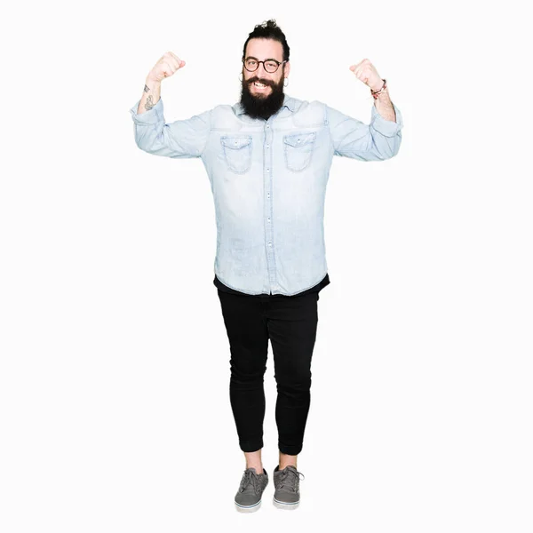 Homem Jovem Hipster Com Cabelos Longos Barba Vestindo Óculos Mostrando — Fotografia de Stock