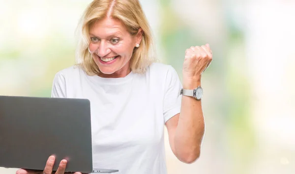 Middle Age Blonde Woman Using Computer Laptop Isolated Background Screaming — Stock Photo, Image