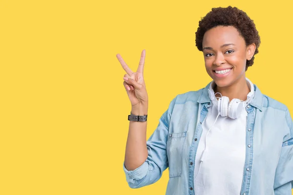 Mujer Afroamericana Joven Con Auriculares Sobre Fondo Aislado Sonriendo Con —  Fotos de Stock