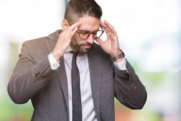 Joven Hombre Negocios Guapo Sobre Fondo Aislado Con Mano Cabeza — Foto de Stock