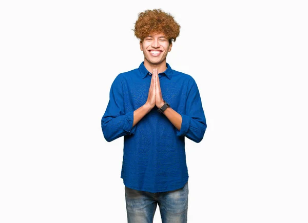 Jovem Bonito Homem Elegante Com Cabelo Afro Orando Com Mãos — Fotografia de Stock