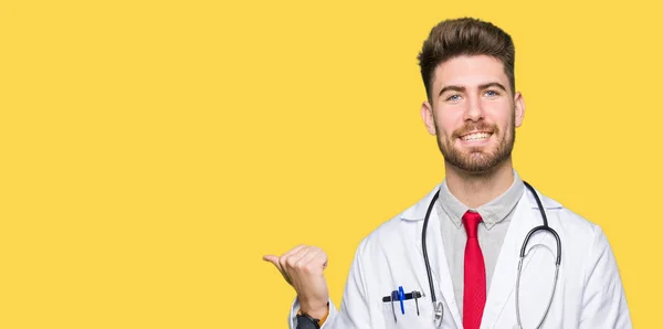 Νεαρός Γιατρός Όμορφος Άνδρας Φορώντας Ιατρική Παλτό Χαμογελώντας Χαρούμενο Πρόσωπο — Φωτογραφία Αρχείου