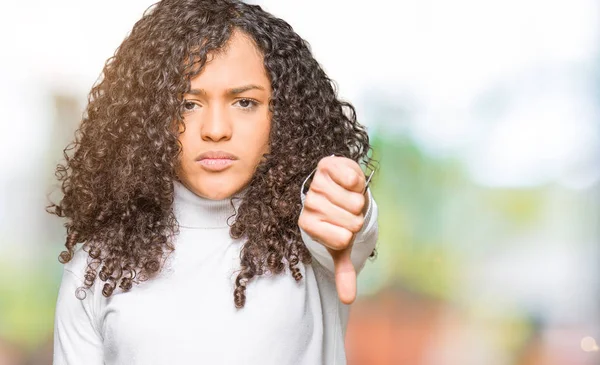 Mooie Jongedame Met Krullend Haar Dragen Coltrui Trui Zoek Ongelukkig — Stockfoto