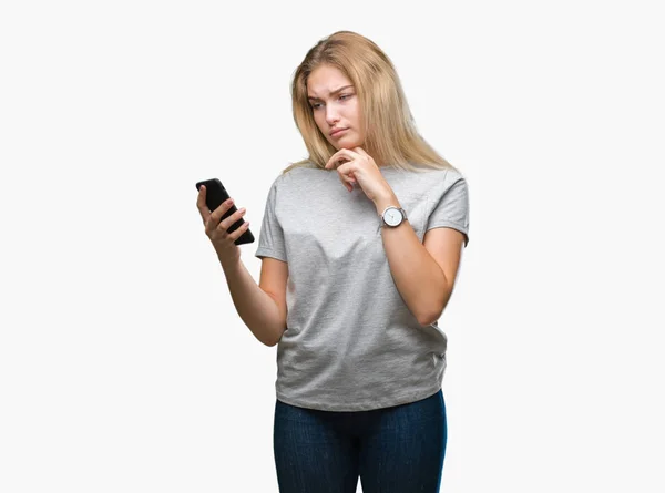 年轻的白种人妇女发送消息使用智能手机在孤立的背景严重的面孔思考问题 非常混淆的想法 — 图库照片
