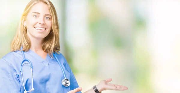 Mooie Jonge Dokter Vrouw Dragen Van Medische Uniform Geïsoleerde Achtergrond — Stockfoto