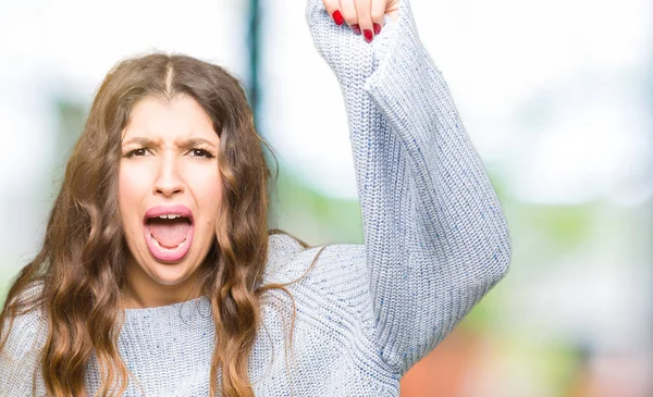 Giovane Bella Donna Che Indossa Maglione Invernale Arrabbiato Pazzo Alzando — Foto Stock