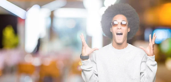 Έθεσε Νεαρός Αφρικανική Αμερικανική Άνθρωπος Αφρο Μαλλιά Φορώντας Γυαλιά Ηλίου — Φωτογραφία Αρχείου