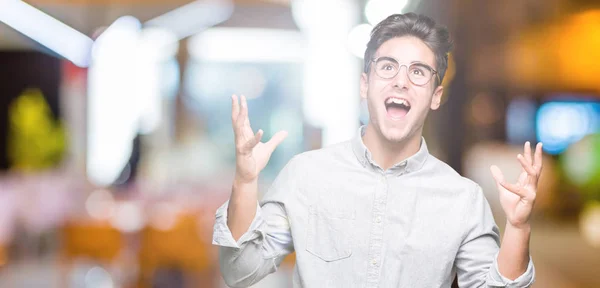 Homem Bonito Jovem Usando Óculos Sobre Fundo Isolado Louco Louco — Fotografia de Stock