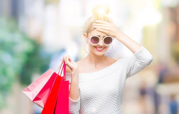 Jonge Mooie Blonde Vrouw Bedrijf Boodschappentassen Geïsoleerde Achtergrond Benadrukt Met — Stockfoto