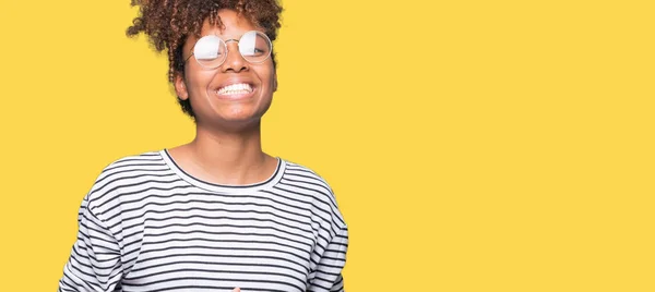 Linda Jovem Afro Americana Vestindo Óculos Sobre Fundo Isolado Mãos — Fotografia de Stock