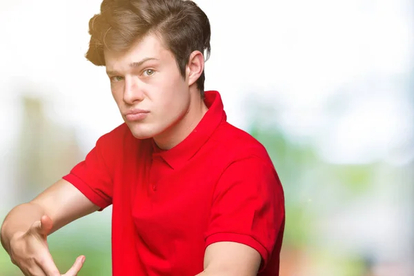 Jovem Bonitão Vestindo Camiseta Vermelha Sobre Fundo Isolado Com Pressa — Fotografia de Stock