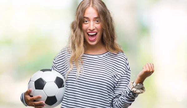 Schöne Junge Blonde Frau Hält Fußballball Über Isoliertem Hintergrund Schreit — Stockfoto