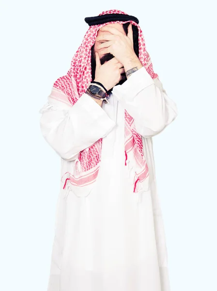 阿拉伯商人留着长发 戴着传统的 Keffiyeh 用双手捂住眼睛和嘴巴 感到惊讶和震惊 隐藏情感 — 图库照片