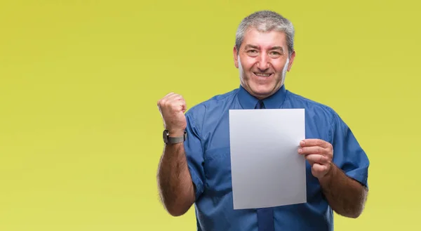 Hombre Mayor Guapo Sosteniendo Papel Hoja Blanco Sobre Fondo Aislado —  Fotos de Stock