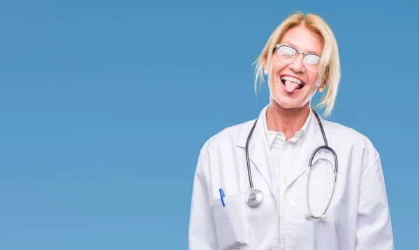 Medelålders Blond Läkare Kvinna Över Isolerade Bakgrund Fast Tunga Nöjd — Stockfoto
