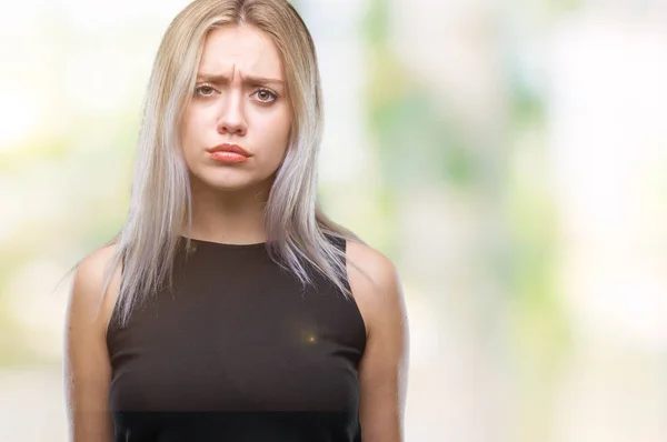 Młoda Blond Kobieta Białym Tle Sceptykiem Rozstrój Nerwowy Zmarszczenie Brwi — Zdjęcie stockowe