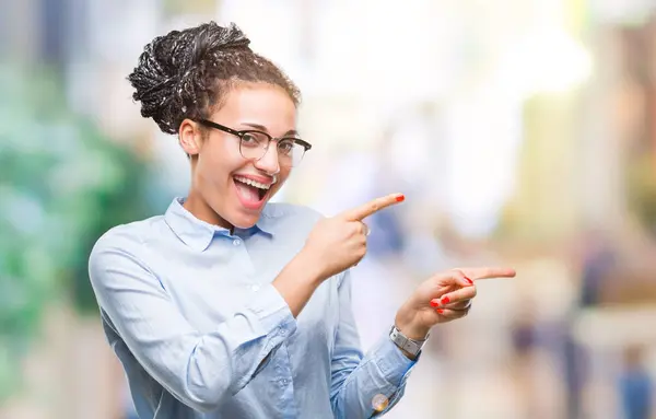 Giovane Intrecciato Capelli Afro Americano Business Girl Indossa Occhiali Sfondo — Foto Stock