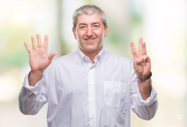 Üst düzey yakışıklı gösteren ve parmakları ile işaret izole arka plan üzerinde kendinden emin ve mutlu gülümseyerek süre sekiz numara.