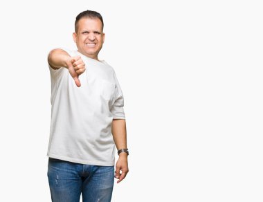 Orta yaş Arap adam wearig mutsuz ve kızgın ret gösterilen ve ile negatif seyir izole arka plan üzerinde beyaz t-shirt jest başparmak. Kötü ifade.