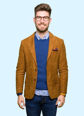 Yüzünde mutlu ve güzel bir gülümseme ile gözlük takan genç yakışıklı iş adamı. Şanslı kişi.