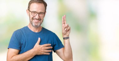 Nedir yakışıklı orta yaş ağarmış komuta sizde gözlük izole üzerinden Swearing göğüs ve bir sadakat sözü yemin yapma parmaklar, el ile arka plan