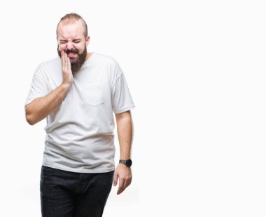 Diş ağrısı veya dişlerde dişlerle ilgili hastalık nedeniyle ağız acı ifadesi ile el ile dokunmak izole arka plan üzerinde rahat t-shirt giyen genç beyaz hipster adam. Diş hekimi kavramı.