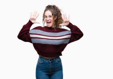 Güzel esmer kıvırcık saçlı Genç kız üzerinde gözlük takan gösterilen arka plan izole ve parmakları ile işaret kendinden emin ve mutlu gülümseyerek süre on numara.