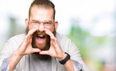 Ağzına sesle elleriyle kızgın bağırarak gözlüklü genç sarışın adam