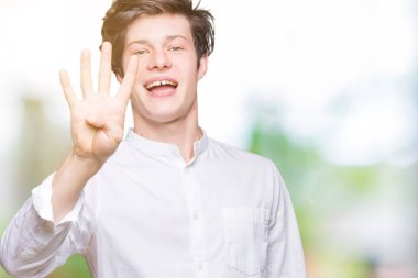 Genç yakışıklı iş adamı gösterilen ve parmakları ile işaret izole arka plan üzerinde dört kendinden emin ve mutlu gülümseyerek iken numara.