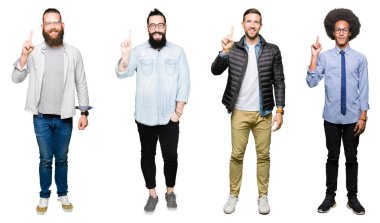 Grup Genç ve kendinden emin ve mutlu gülümseyerek süre parmak numaralı yukarıyı gösteren beyaz izole arka plan üzerine kolaj.