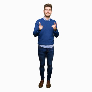 Genç yakışıklı bussines adam kameraya mutlu ve komik suratla parmakları işaret. İyi enerji ve vibes.