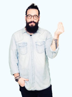 Uzun saç ve sakal el ve parmak ile İtalyan jest yapıyor emin ifade gözlüklü genç hipster adamla