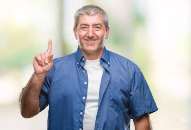 Üst düzey yakışıklı ve kendinden emin ve mutlu gülümseyerek süre parmak numaralı yukarıyı gösteren izole arka plan üzerinde.