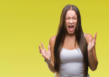 İzole arka plan çılgın ve kızgın bağırarak ve agresif ifade ve silah kaldırdı bağırmaya Genç beyaz güzel bir kadın. Hayal kırıklığı kavramı.