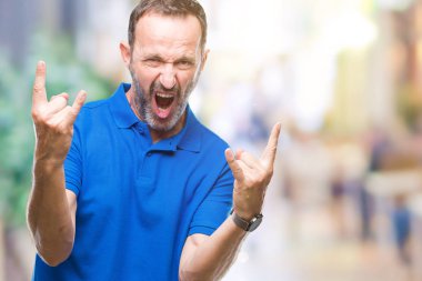 Orta yaş deli ifade rock simge elle yapıyor ile bağırarak izole arka plan üzerinde ağarmış komuta sizde. Müzik yıldızı. Ağır kavramı.