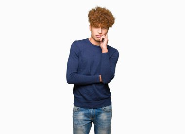 Çene düşünme hakkında soru, dalgın ifade üzerine el ile afro saçlı genç yakışıklı adam. Düşünceli yüzüyle gülümsüyor. Şüphe kavramı.