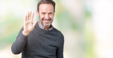 Yakışıklı orta yaş komuta sizde bir kazak izole arka plan Waiving mutlu selam söyleyerek üzerinde ve gülümseyen, dostça karşılama jest