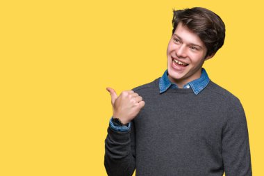 Genç yakışıklı zarif adam arıyor ve başparmak yanında yukarıyı mutlu yüz ile gülümseyen izole arka plan üzerinde.