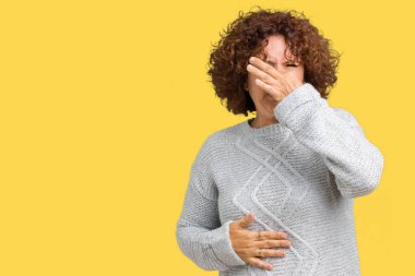 İzole arka plan kokulu üzerinde kış kazak pis ve iğrenç bir şey, dayanılmaz koku, holding nefes parmak ile burun üzerinde giyen güzel orta ager üst düzey kadın. Kötü kokuyor kavramı.