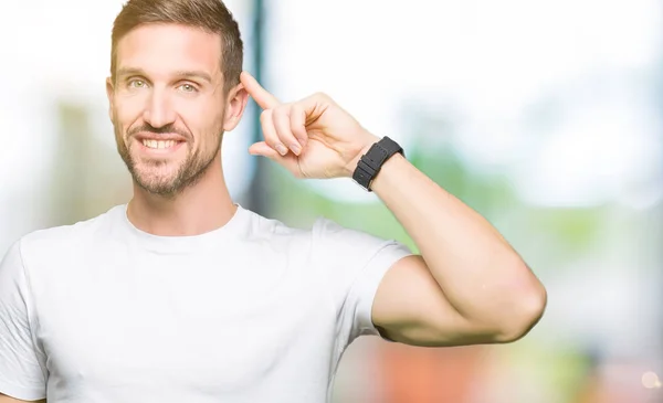 Bello Uomo Che Indossa Casual Shirt Bianca Sorridente Punta Alla — Foto Stock