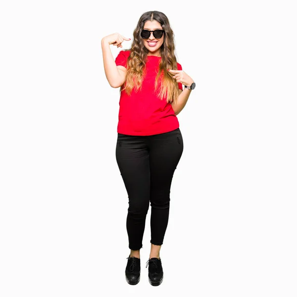 Giovane Bella Donna Indossa Shirt Rossa Occhiali Sole Guardando Fiducioso — Foto Stock