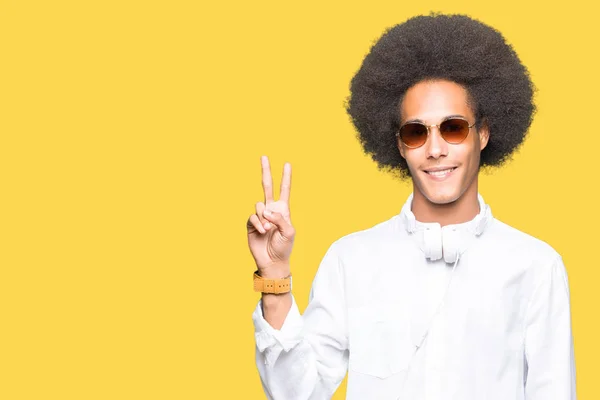 아프로 선글라스와 헤드폰 표시를 카메라에 얼굴로 미소를 아프리카계 미국인 — 스톡 사진
