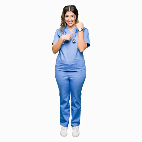 急いで 時計時間 動揺するポインティング および期限遅れの怒っている医療ユニフォームを着て若い大人医師女性 — ストック写真