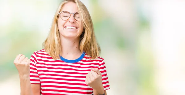 Hermosa Joven Con Gafas Sobre Fondo Aislado Muy Feliz Emocionada —  Fotos de Stock