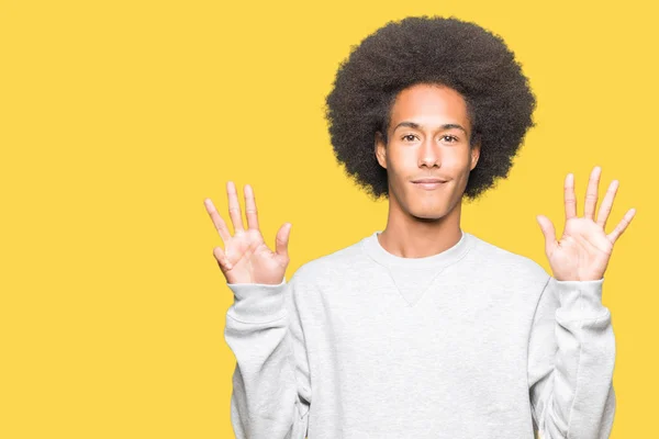 손가락으로 스포티 운동복 포인팅을 아프로 머리를 아프리카계 미국인 자신감과 — 스톡 사진